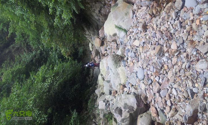 衢州环三十六湾峡谷探白塔洞双头洞金鸡洞20130803部分地段也有断水的，水在下走