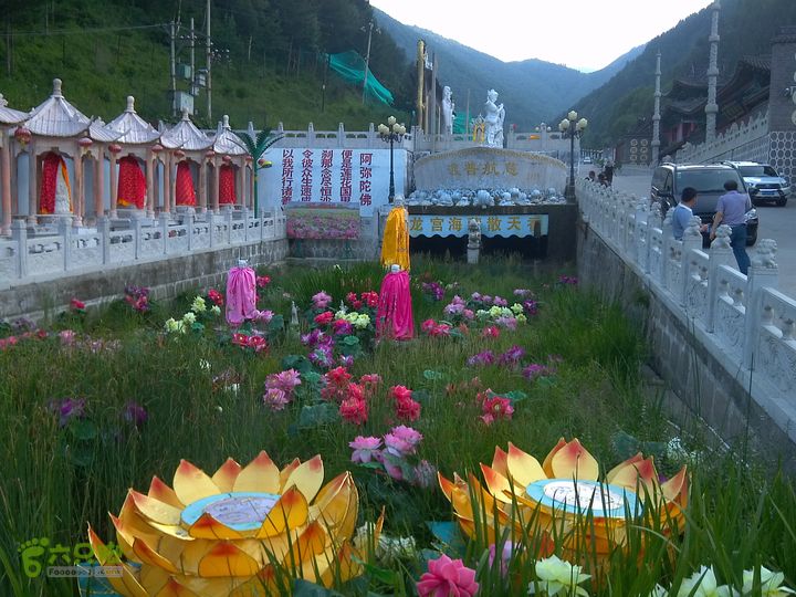 鸿门岩-东-北-中台-八功德水-狮子窝-金阁寺-南台-佛母洞佛母洞牌坊前的风景