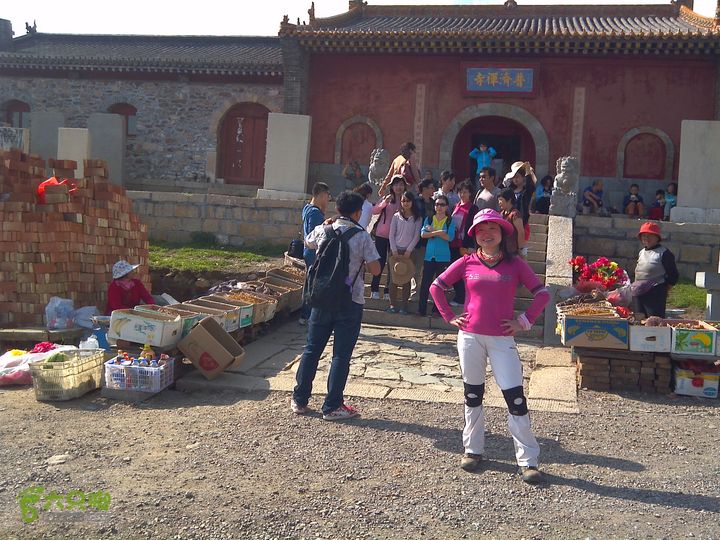 鸿门岩-东-北-中台-八功德水-狮子窝-金阁寺-南台-佛母洞我与南台普济寺大门合影