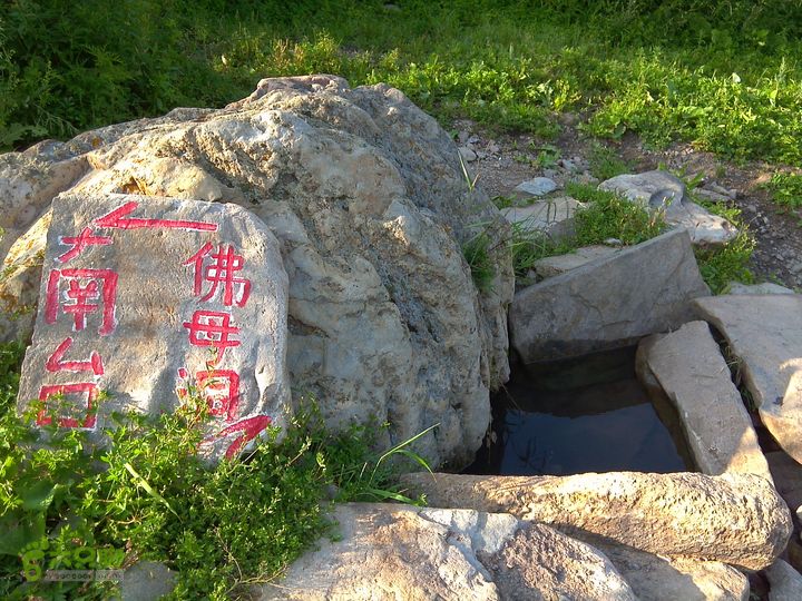 鸿门岩-东-北-中台-八功德水-狮子窝-金阁寺-南台-佛母洞佛母洞和南台的指路牌