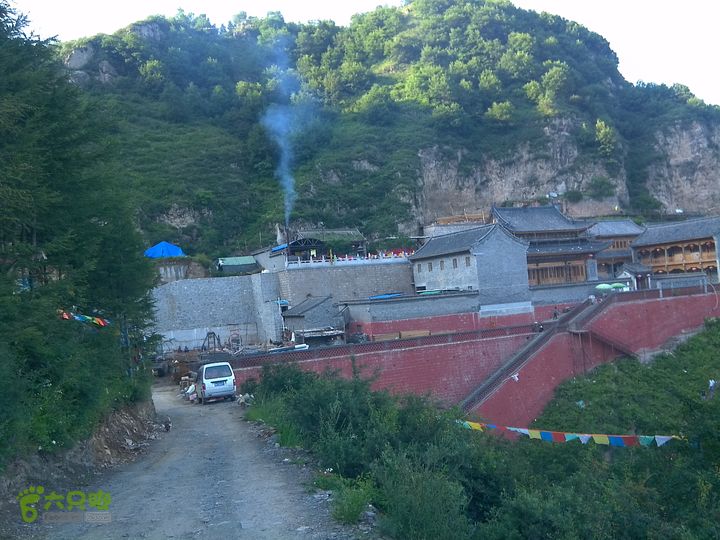 鸿门岩-东-北-中台-八功德水-狮子窝-金阁寺-南台-佛母洞炊烟中的佛母洞