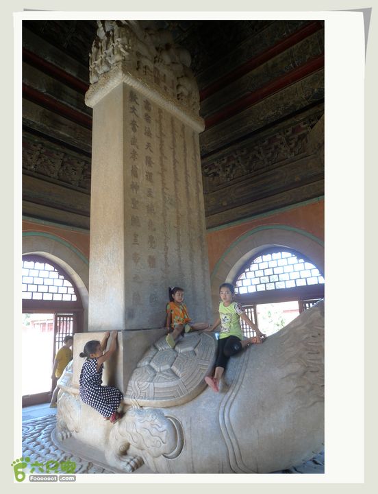 20130817游清东陵小碑楼和石碑上玩耍的孩子们~