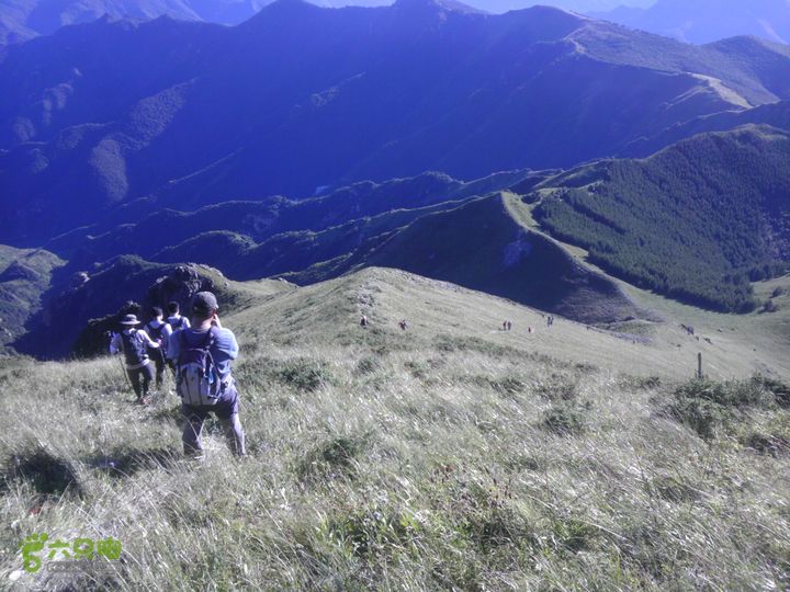 范家坡一南灵一西灵一南灵一蓬勃矿一池涧村下山途中的网球队