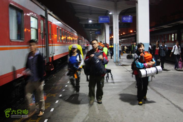2012年国庆，重走洛克线凌晨三四点左右在西昌下火车