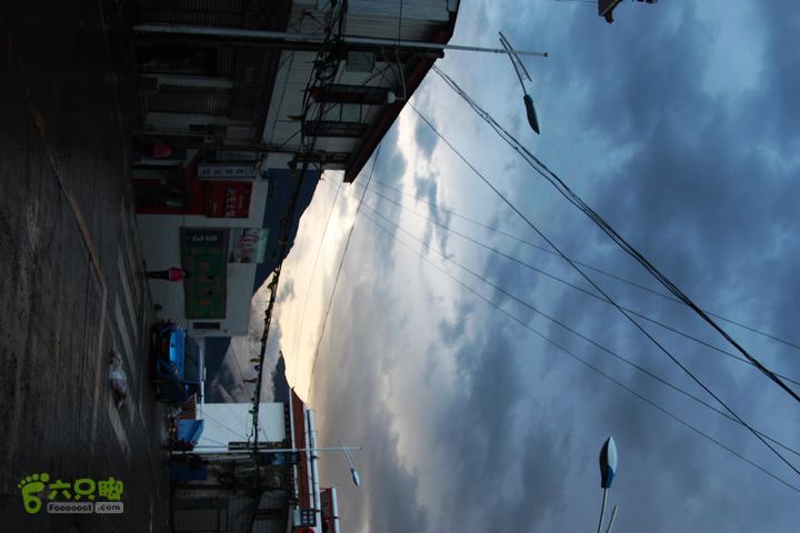 2012年国庆，重走洛克线五点多到的木里县城，当时大雨，而后是雨后初晴美丽的天空
