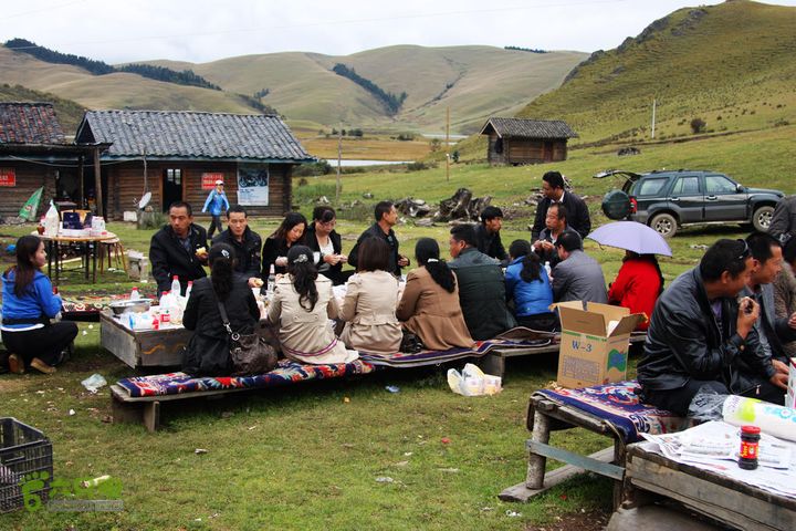 2012年国庆，重走洛克线湖边有个小屋，当地的中层领导们在这里开同学会，很热闹。