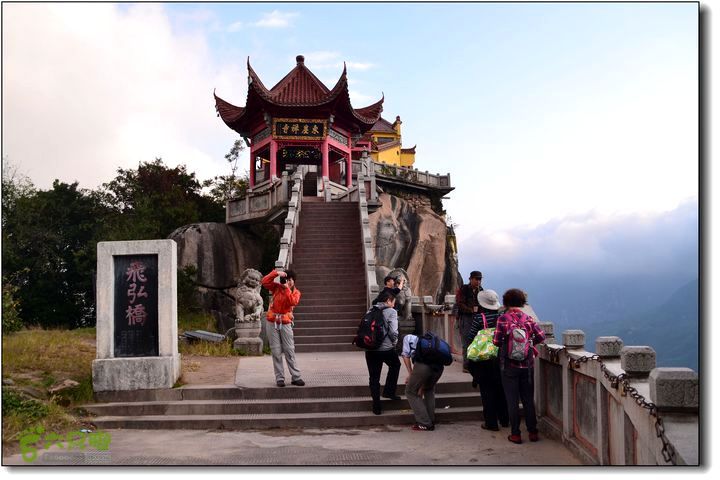 九华山穿越.东崖寺为九华山“四大丛林（祗园、东崖、百岁、甘露）”之一。它位于九华山东峰顶，坐落于巨岩之上，海拔871米。