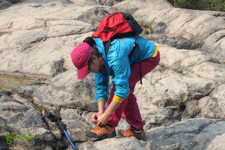 20131026宁波慈溪栲栳山东峰西峰登顶10公里环线7驴友Gardenia整理鞋子