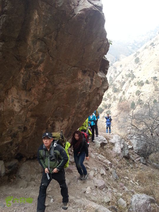 包头九峰山背锅沟-第二瀑布-垭口-黄油沟路旁巨石