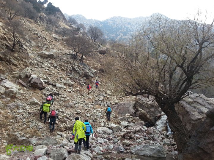 包头九峰山背锅沟-第二瀑布-垭口-黄油沟翻第一个小垭口