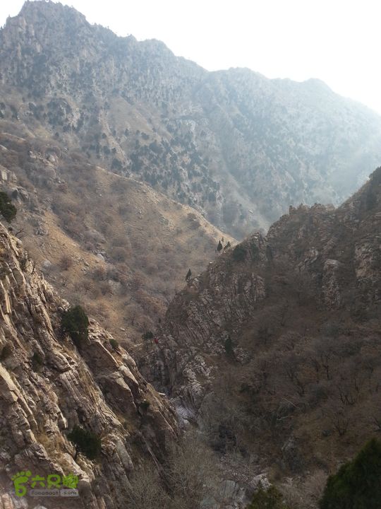 包头九峰山背锅沟-第二瀑布-垭口-黄油沟回望远处还在攀爬的队友