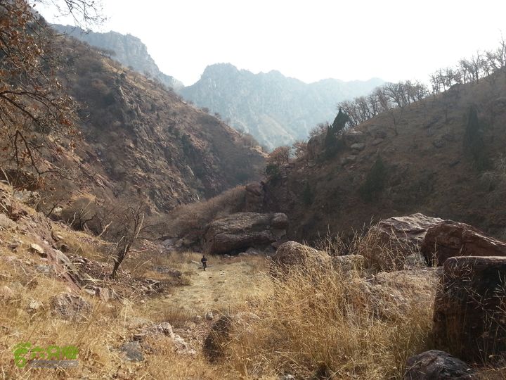 包头九峰山背锅沟-第二瀑布-垭口-黄油沟回望巨石