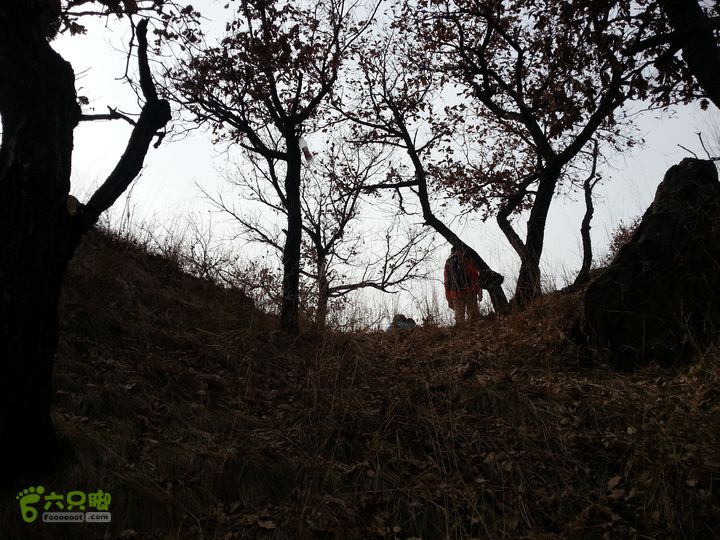 包头九峰山背锅沟-第二瀑布-垭口-黄油沟仰望背黄右垭口