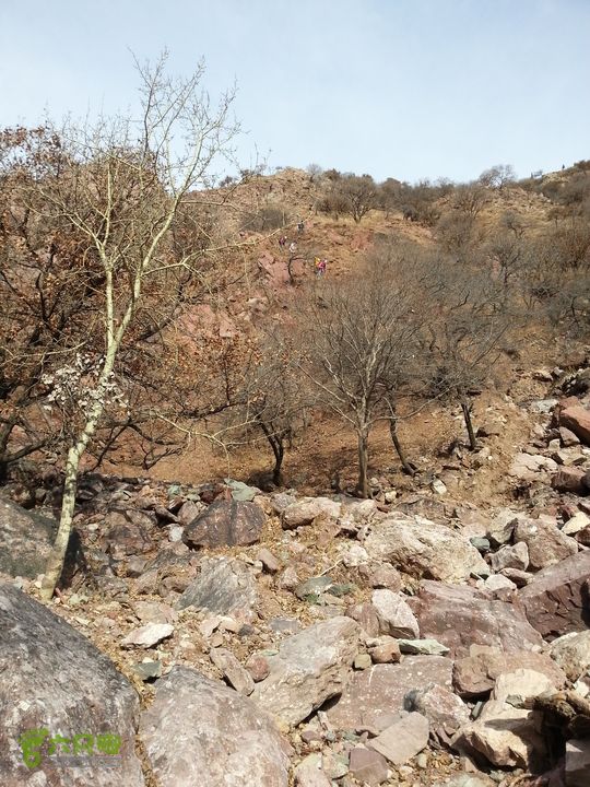 包头九峰山背锅沟-第二瀑布-垭口-黄油沟黄油沟回望还在下坡的队友