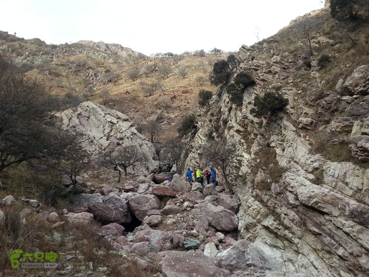 包头九峰山背锅沟-第二瀑布-垭口-黄油沟回望队友