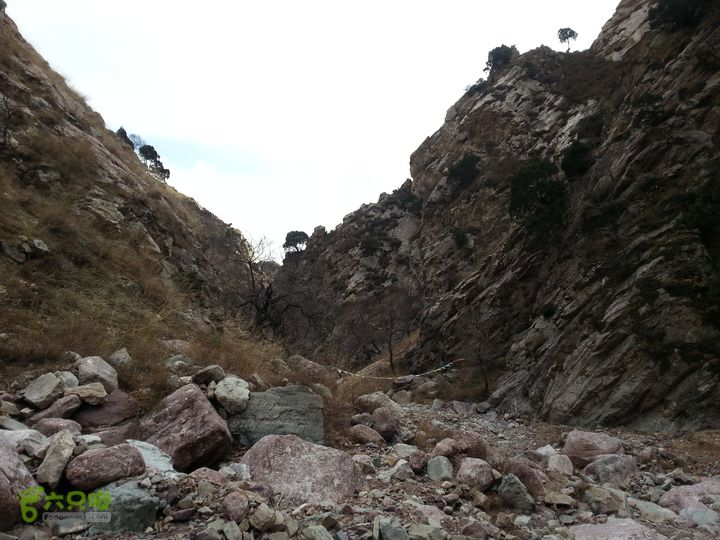 包头九峰山背锅沟-第二瀑布-垭口-黄油沟黄油沟里的藏文条幅
