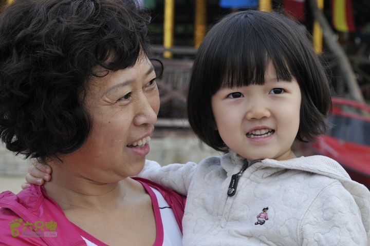 2013-12-26 横渡三亚湾东岛送行人群中的可爱小姑娘！