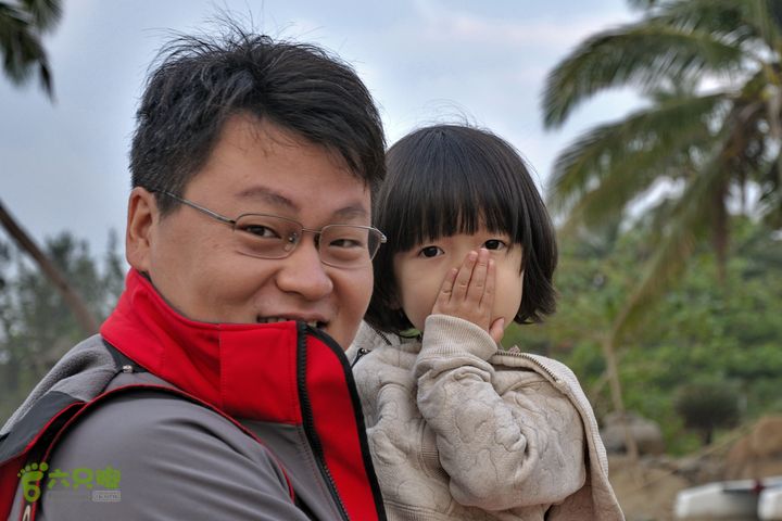 2013-12-26 横渡三亚湾东岛送行人群中的可爱小姑娘！  海南日报记者