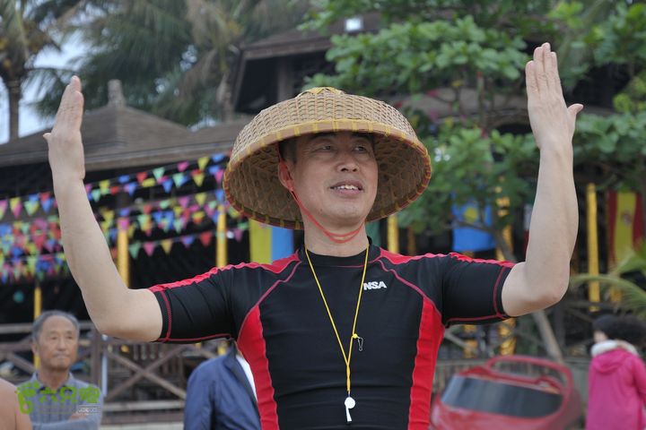 2013-12-26 横渡三亚湾东岛戴上斗笠， 更显精神！  游泳队新闻发言人。