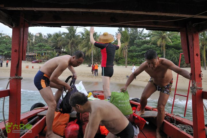 2013-12-26 横渡三亚湾东岛护航渔船已经起航了！  