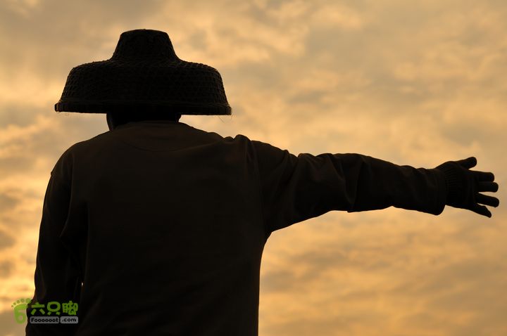 2013-12-26 横渡三亚湾东岛导航--执行总指挥。  海里的泳者就看执行总指挥的手势和挥旗！