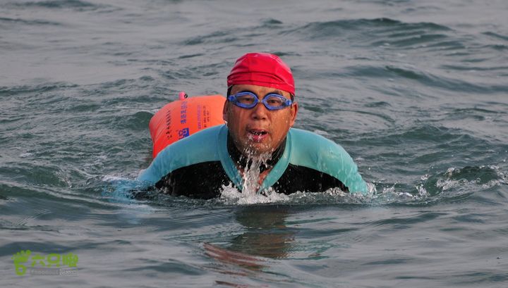 2013-12-26 横渡三亚湾东岛小于在前行！