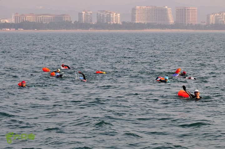 2013-12-26 横渡三亚湾东岛老田在挥手！