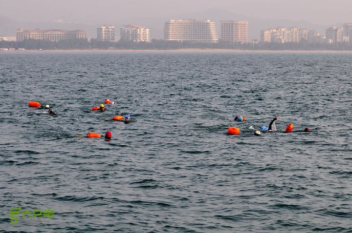 2013-12-26 横渡三亚湾东岛10 名勇士在拼搏前行！