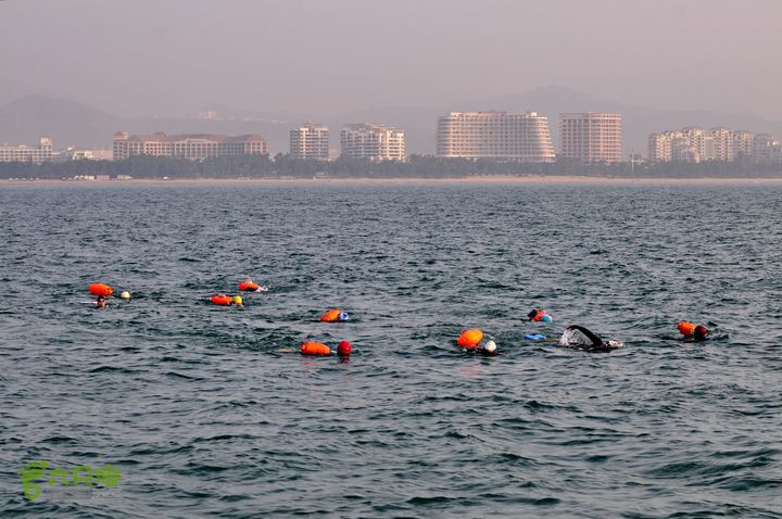 2013-12-26 横渡三亚湾东岛10 名勇士在拼搏前行！