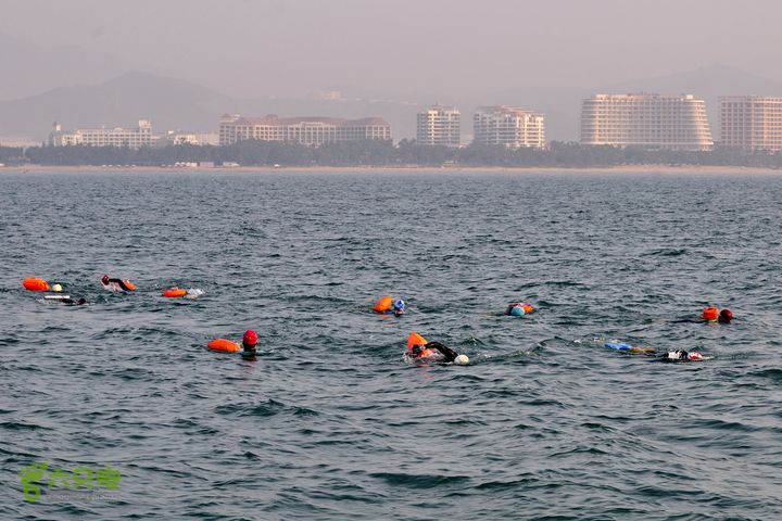 2013-12-26 横渡三亚湾东岛10 名勇士在拼搏前行！
