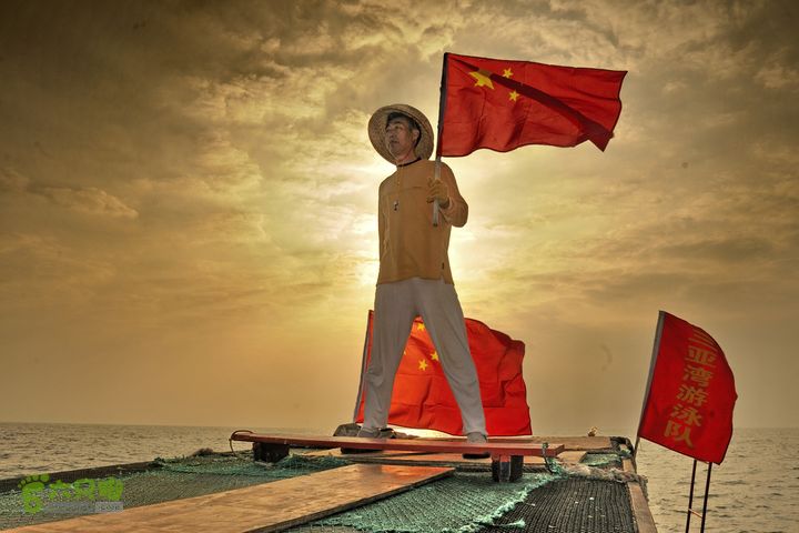 2013-12-26 横渡三亚湾东岛朝霞映国旗！ 红满天！