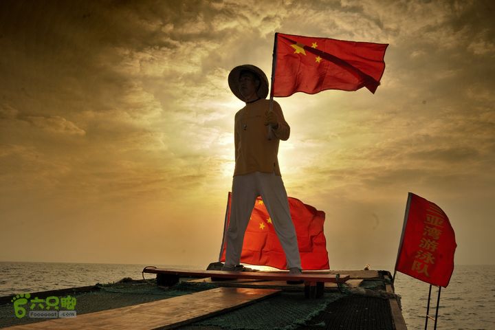 2013-12-26 横渡三亚湾东岛朝霞映国旗！ 红满天！