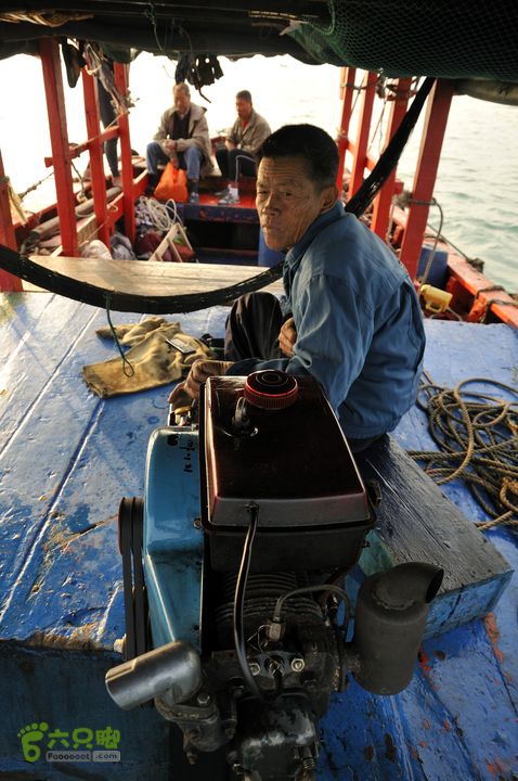 2013-12-26 横渡三亚湾东岛船老大--老李。 上次我们横渡西岛时， 就是老李驾驶的渔船。 非常敬业有经验！