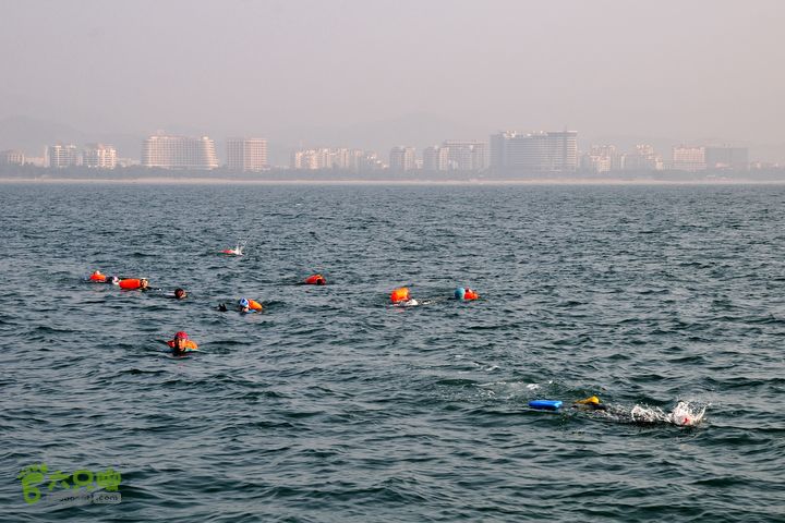 2013-12-26 横渡三亚湾东岛10 名勇士在拼搏前行！