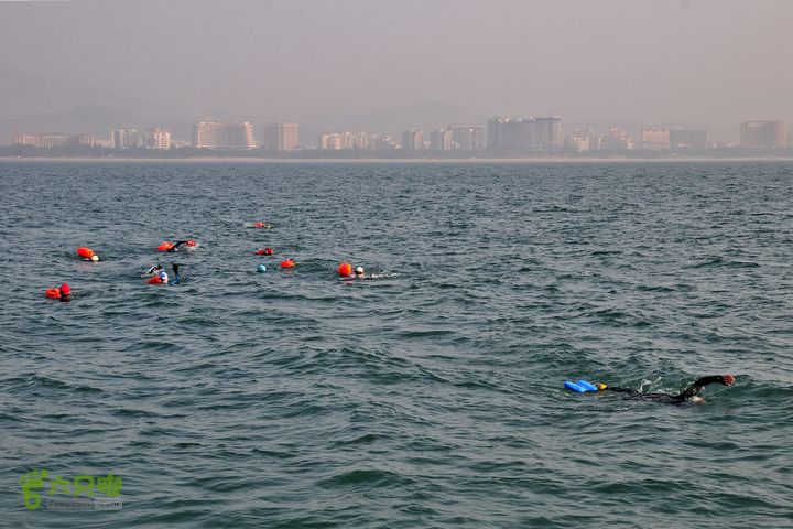 2013-12-26 横渡三亚湾东岛10 名勇士在拼搏前行！
