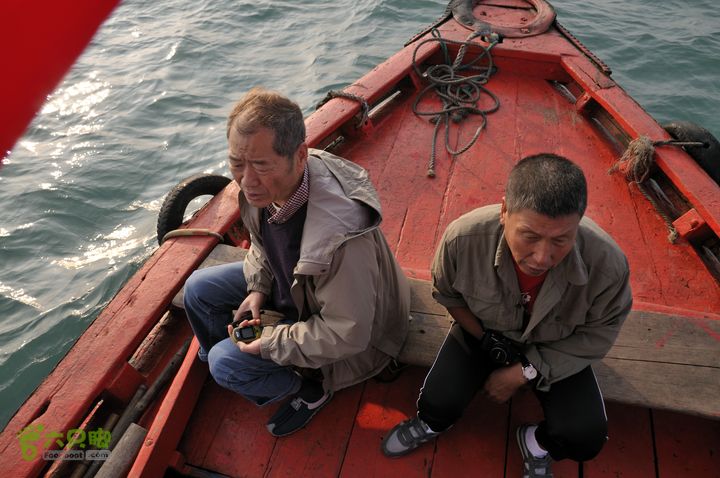 2013-12-26 横渡三亚湾东岛总指挥范大哥， 手里持有两部专业的 GPS 导航仪！ 万无一失！