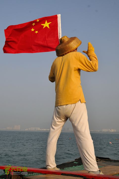 2013-12-26 横渡三亚湾东岛国旗在我们心中飘扬！ 