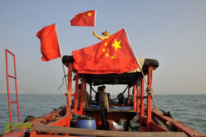 2013-12-26 横渡三亚湾东岛国旗就是力量！