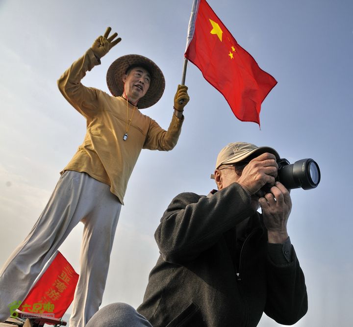 2013-12-26 横渡三亚湾东岛一切听从国旗指挥！  此时， 已经完成了 3 公里！ 