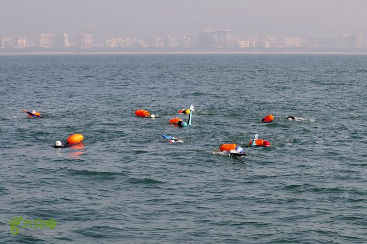 2013-12-26 横渡三亚湾东岛继续前进！  此时， 已经游程过半！ 