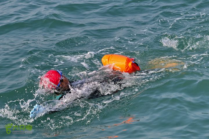 2013-12-26 横渡三亚湾东岛小于！