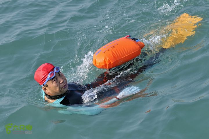 2013-12-26 横渡三亚湾东岛小于。