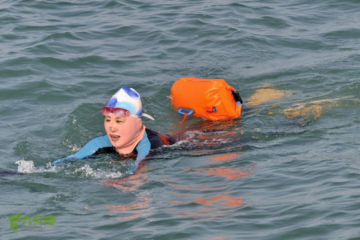 2013-12-26 横渡三亚湾东岛最小泳者----王小妹。