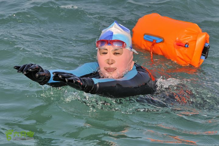 2013-12-26 横渡三亚湾东岛来个特写镜头， 作纪念照。 记下美好时刻！