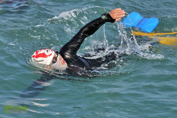 2013-12-26 横渡三亚湾东岛老赵， 勇者。