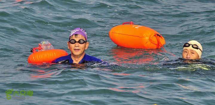 2013-12-26 横渡三亚湾东岛老刘和老李。