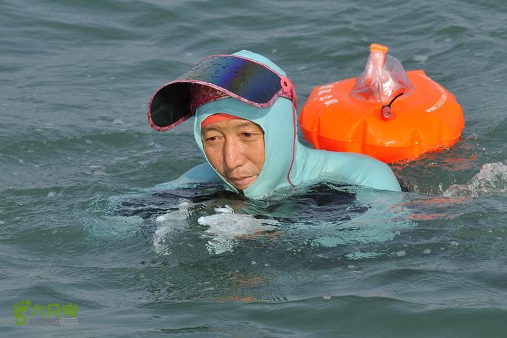 2013-12-26 横渡三亚湾东岛老邵， 遮阳镜， 特显功能。