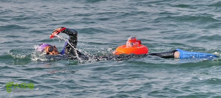 2013-12-26 横渡三亚湾东岛老刘， 我！  全程自由泳。