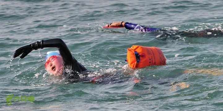 2013-12-26 横渡三亚湾东岛小妹。