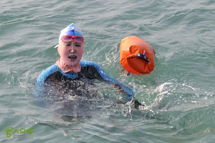 2013-12-26 横渡三亚湾东岛小妹， 再来一张。